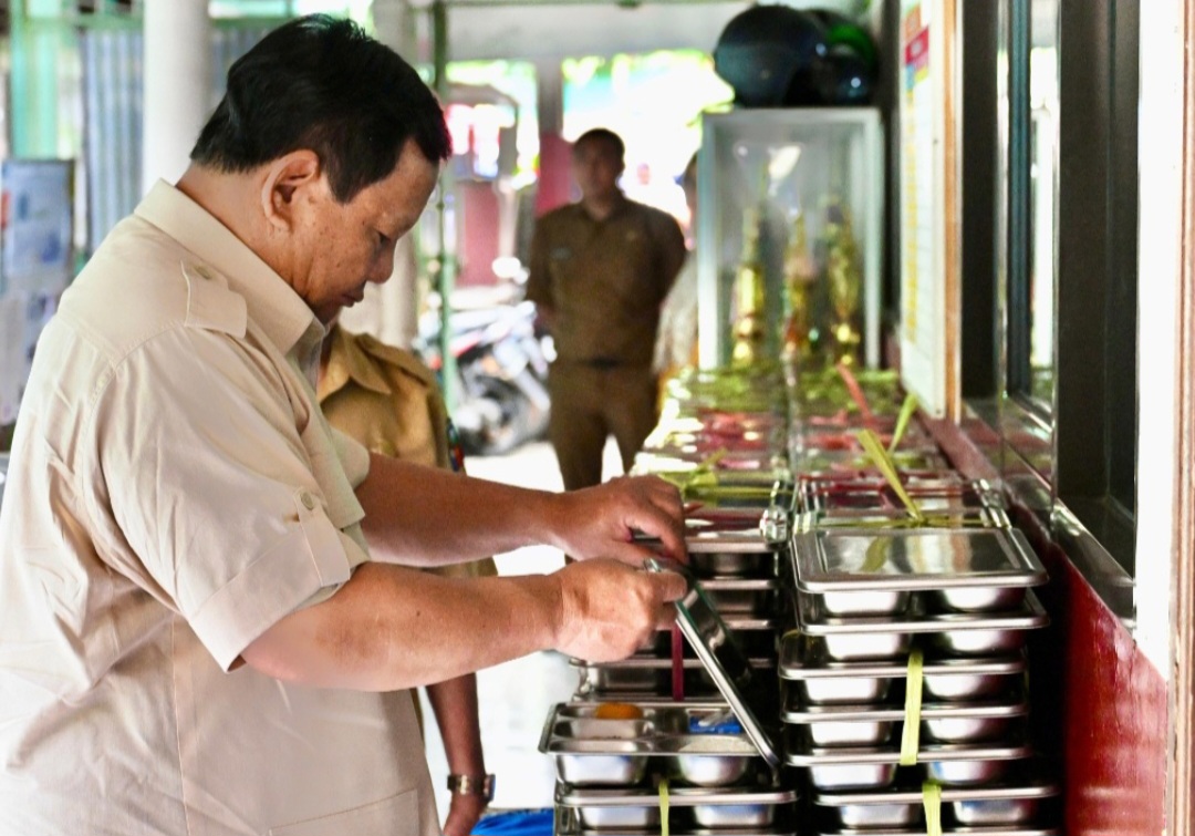 Prabowo Tinjau Program MBG Saat May Day, Serap Aspirasi Buruh Secara Langsung